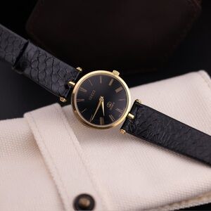 Vintage 1990s Gucci Sherry Line 2000M Dress Watch
(Men and Women) Swiss Made